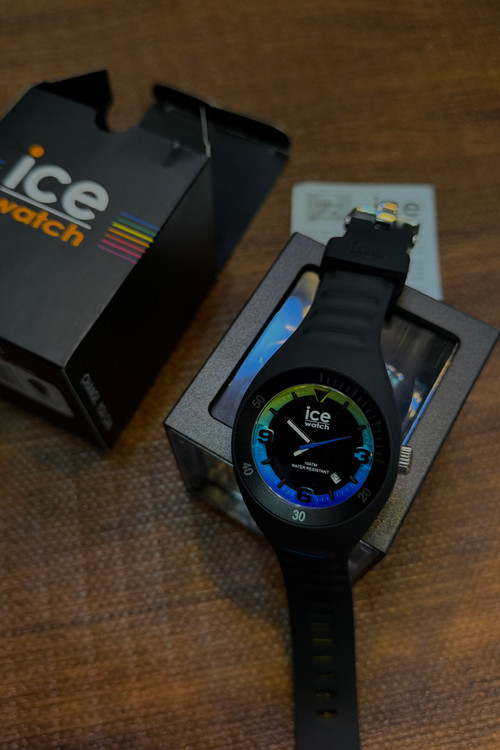 ساعت به همراه جعبه