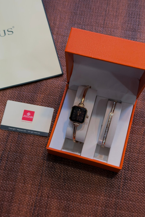 دستبند جذاب به همراه پک محصول