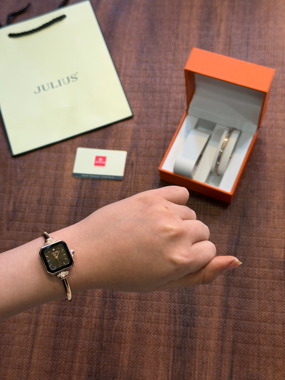 نمای روی مچ