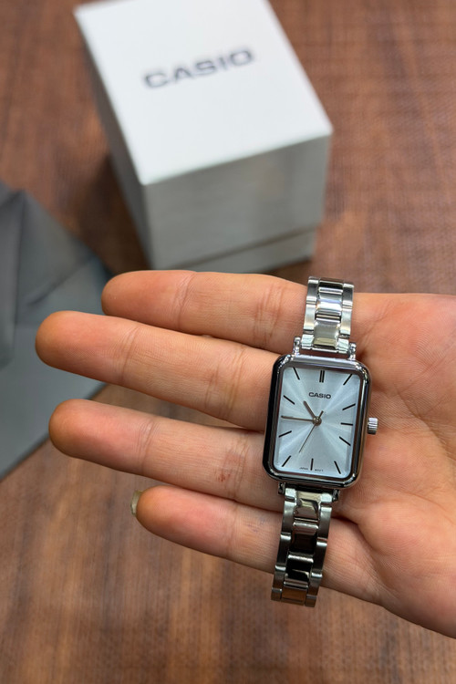 نمای نزدیک به همراه جعبه و بگ